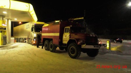 У Житомирі рятувальники відбуксирували вантажівку, яка застрягла на одній з вулиць