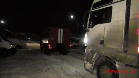 У Житомирі рятувальники відбуксирували вантажівку, яка застрягла на одній з вулиць