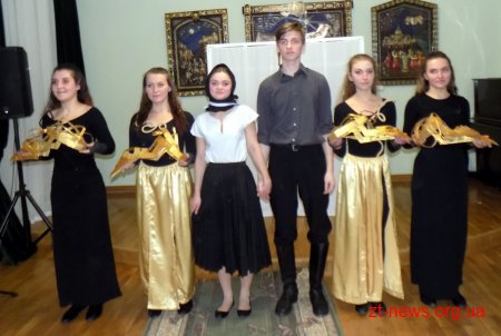 В Домі української культури театр «Шарж» презентував естрадно-публіцистичну виставу "Райська земля"