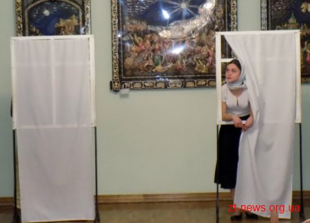 В Домі української культури театр «Шарж» презентував естрадно-публіцистичну виставу "Райська земля"