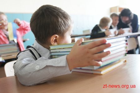 Держава відтепер безкоштовно забезпечуватиме учнів та вчителів електронними підручниками