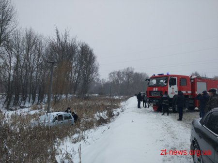 Через ожеледицю поблизу Овруча автомобіль потрапив у кювет