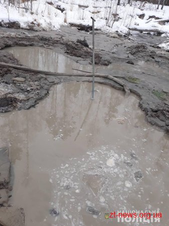 На Олевщині поліція затримала чоловіка, який у мороз організував бурштинову копальню