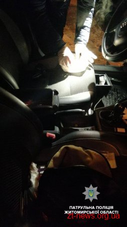 У Житомирі під час поверхневої перевірки автомобіля, патрульні виявили згортки з невідомими речовинами
