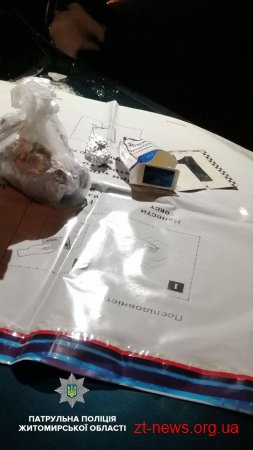 У Житомирі під час поверхневої перевірки автомобіля, патрульні виявили згортки з невідомими речовинами