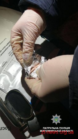 У Житомирі під час поверхневої перевірки автомобіля, патрульні виявили згортки з невідомими речовинами