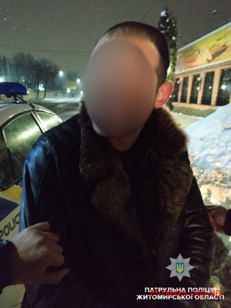 У підозрілого чоловіка патрульні виявили наркотики та підробне водійське посвідчення
