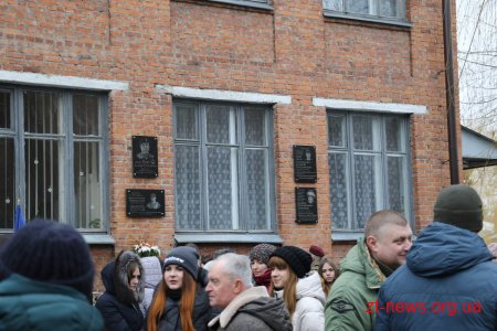 На фасаді житомирської школи №20 відкрили дві меморіальні дошки загиблим учасникам АТО