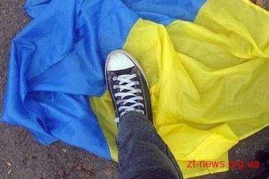 У Коростені поліцейські направили до суду обвинувачення щодо наруги над Прапором