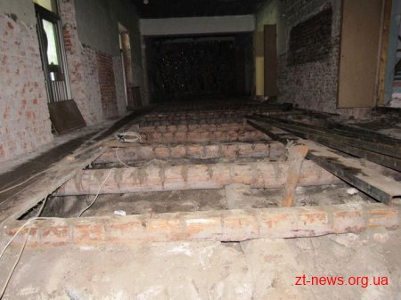 У Малинському будинку культури влаштовують новий дах