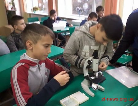 На Житомирщині учні працюють із новим демонстраційним обладнанням у сучасних кабінетах