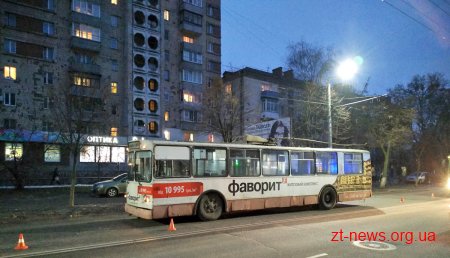 У Житомирі тролейбус зіштовхнувся з автомобілем: постраждало двоє людей