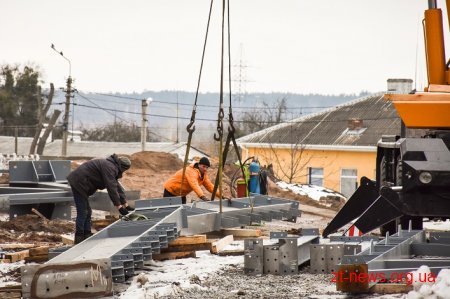 На стадіоні «Полісся» продовжують роботи над монтажем накриття