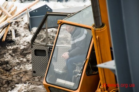 На стадіоні «Полісся» продовжують роботи над монтажем накриття