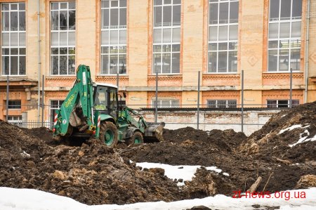 На стадіоні «Полісся» продовжують роботи над монтажем накриття