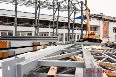 На стадіоні «Полісся» продовжують роботи над монтажем накриття