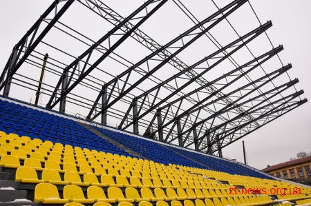 На стадіоні «Полісся» продовжують роботи над монтажем накриття