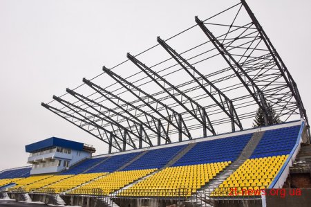 На стадіоні «Полісся» продовжують роботи над монтажем накриття