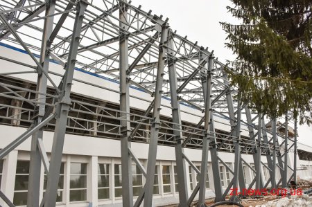 На стадіоні «Полісся» продовжують роботи над монтажем накриття