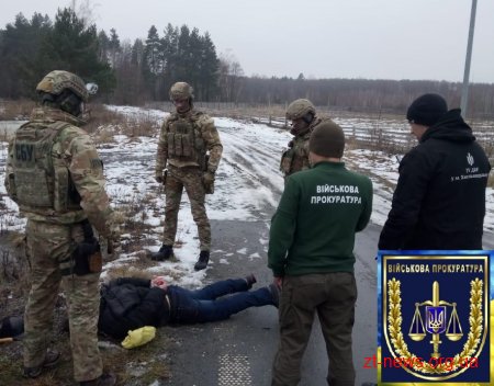 Військова прокуратура затримала групу реалізаторів бойової зброї, викраденої з військової частини