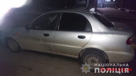 Поліцейські у Житомирі затримали двох чоловіків, які викрадали каналізаційні люки