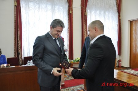 На початку позачергової сесії 7 жителям області вручили державні відзнаки