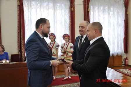 На початку позачергової сесії 7 жителям області вручили державні відзнаки