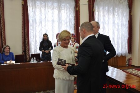 На початку позачергової сесії 7 жителям області вручили державні відзнаки