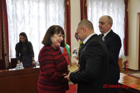 На початку позачергової сесії 7 жителям області вручили державні відзнаки