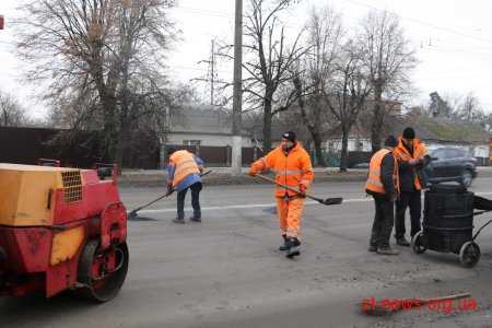 У Житомирі продовжують проводити ямковий ремонт доріг