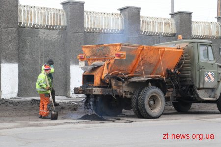 У Житомирі продовжують проводити ямковий ремонт доріг