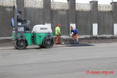 У Житомирі продовжують проводити ямковий ремонт доріг