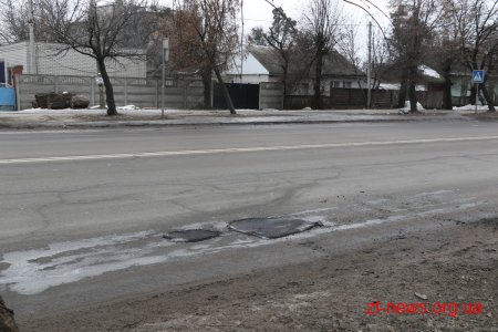 У Житомирі продовжують проводити ямковий ремонт доріг