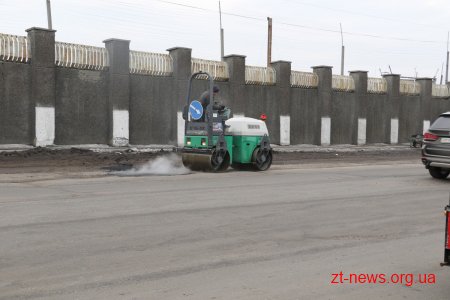 У Житомирі продовжують проводити ямковий ремонт доріг