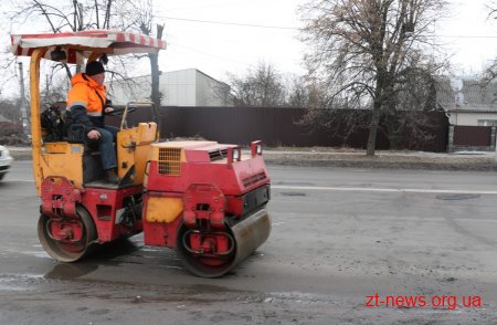 У Житомирі продовжують проводити ямковий ремонт доріг