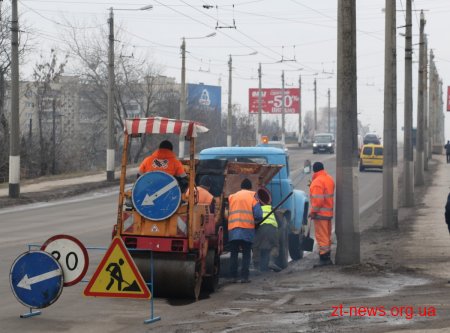 У Житомирі продовжують проводити ямковий ремонт доріг