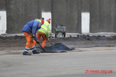 У Житомирі продовжують проводити ямковий ремонт доріг