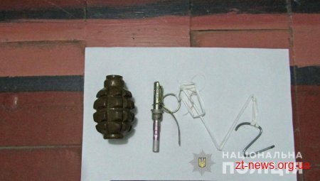 Бердичівські поліцейські розшукують невідомих, що встановили замість дверної ручки гранату