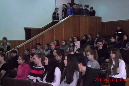 Школяра, який врятував собаку з крижаної пастки на річці Уж, нагородили рятувальники