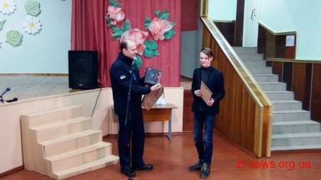 Школяра, який врятував собаку з крижаної пастки на річці Уж, нагородили рятувальники