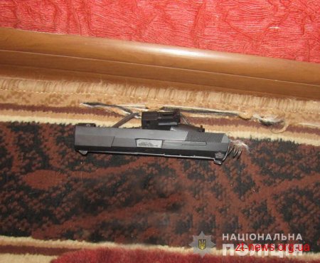 Вночі двоє чоловіків увірвались до квартири пенсіонерки та відібрали гроші і цінні речі