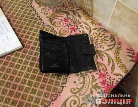 Вночі двоє чоловіків увірвались до квартири пенсіонерки та відібрали гроші і цінні речі