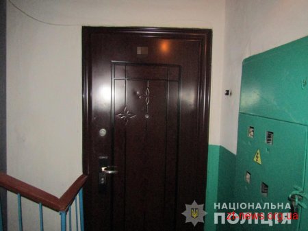 Вночі двоє чоловіків увірвались до квартири пенсіонерки та відібрали гроші і цінні речі