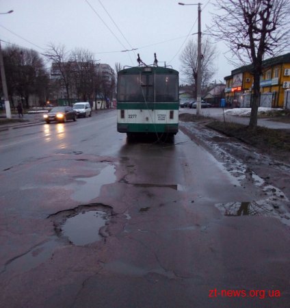У Житомирі пасажирка впала під час різкого гальмування тролейбуса