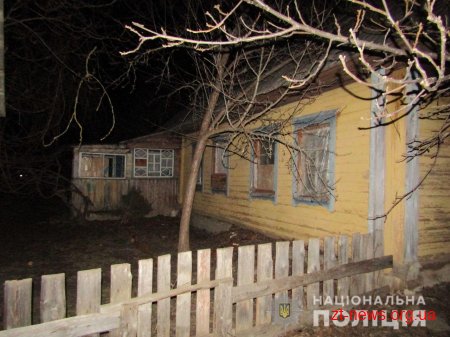 П'яна мати трьох дітей накинулась з ножем на поліцейських, яких викликали соцпрацівники