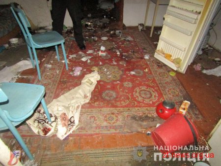 П'яна мати трьох дітей накинулась з ножем на поліцейських, яких викликали соцпрацівники