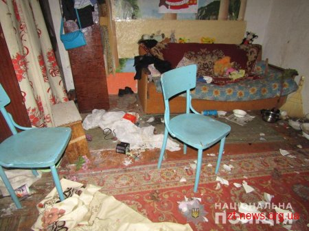 П'яна мати трьох дітей накинулась з ножем на поліцейських, яких викликали соцпрацівники