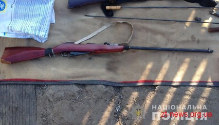 На Житомирщині поліцейські вилучили з приватного будинку зброю та наркотики
