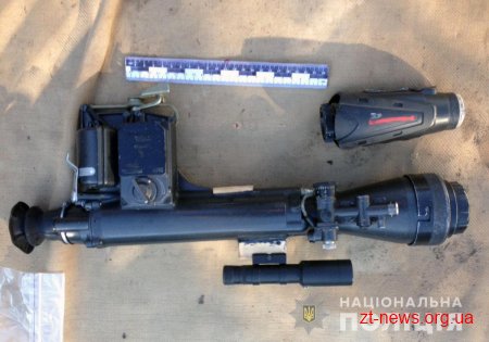 На Житомирщині поліцейські вилучили з приватного будинку зброю та наркотики