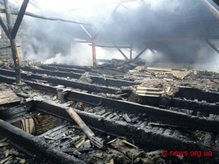 У Бердичеві горіла будівля меблевого цеху